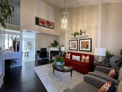 Pearlitah: Luxe 3-BR King Ensuite, Prestigious Subdivision—Stroll to Everything!