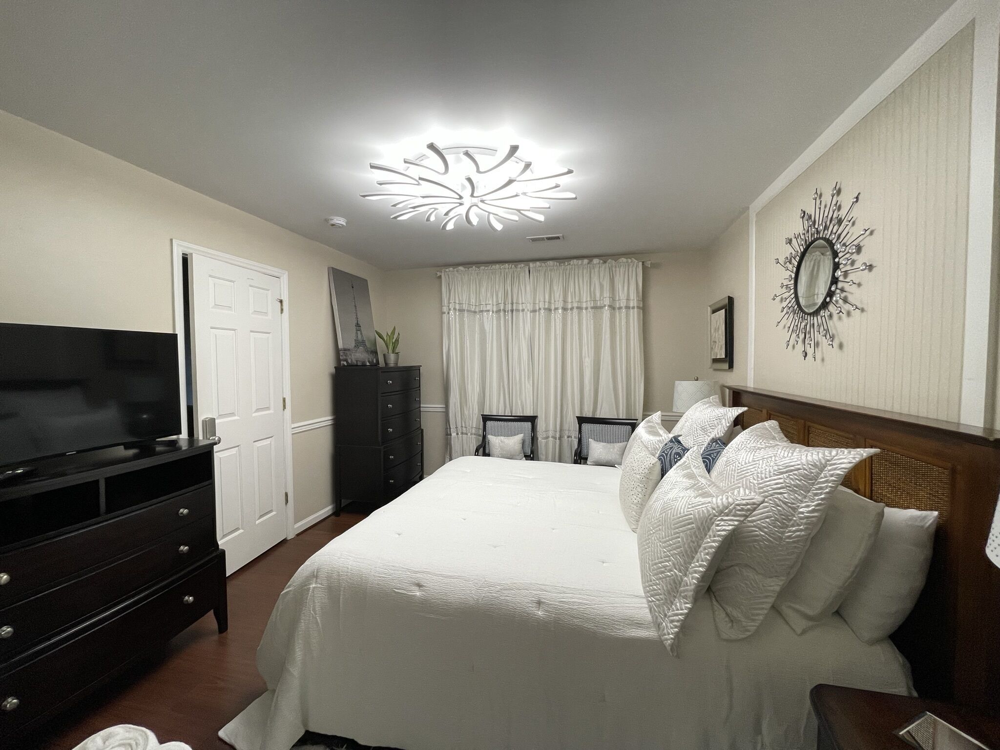 3 habitaciones, escritorio, tabla de planchar con plancha y wifi gratis 