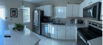 Pearlitah: Luxe 3-BR King Ensuite, Prestigious Subdivision—Stroll to Everything!