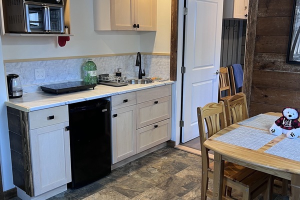 Frigorífico, horno, placa de cocina y cafetera o tetera