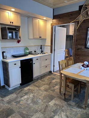 Fridge, oven, stovetop, coffee/tea maker