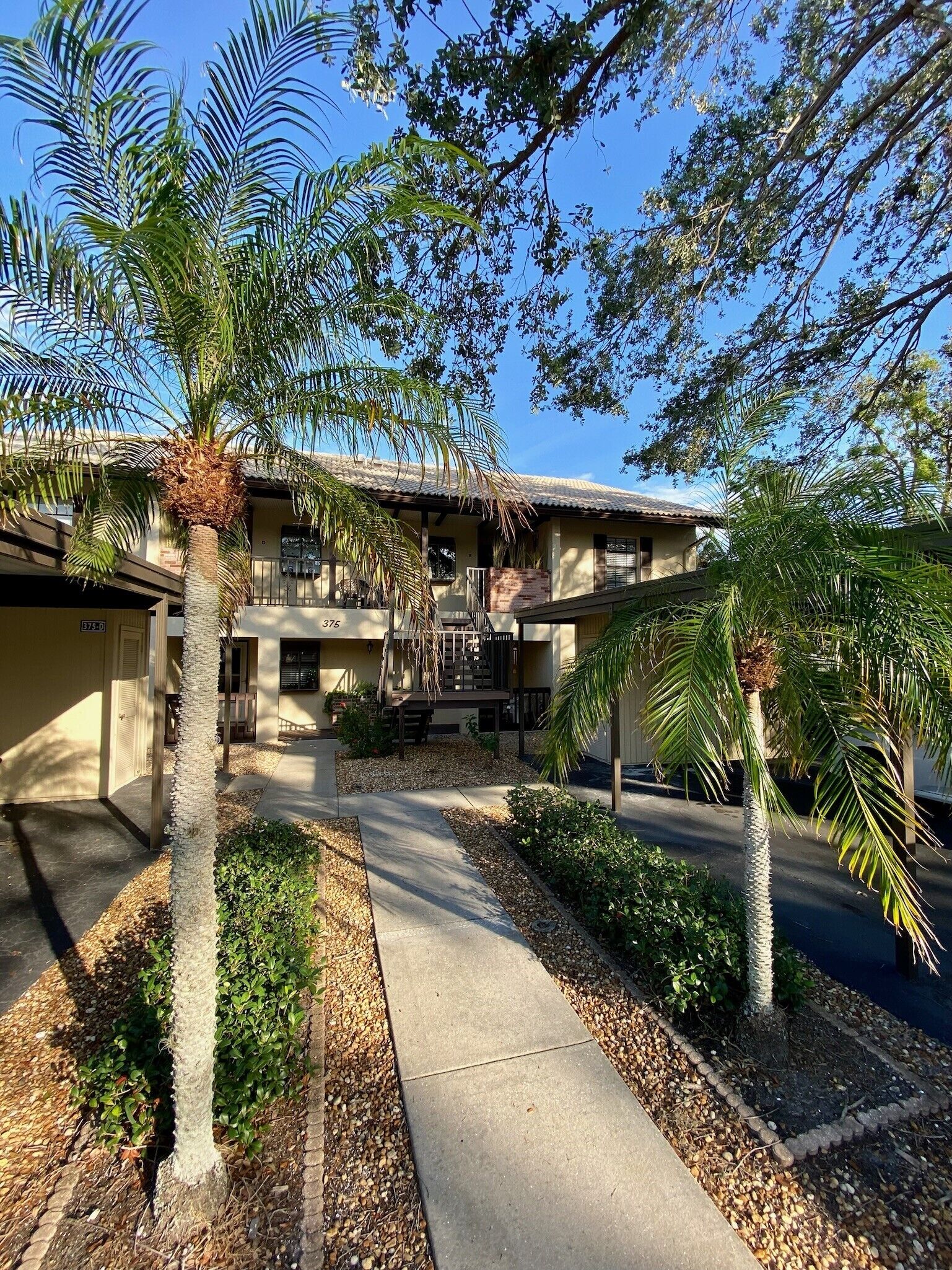 Updated 2bed/2 full bath condo w/ pool & pond view; minutes to beach, downtown..