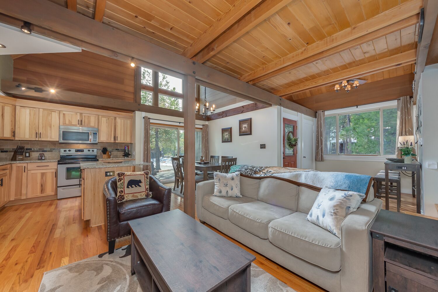 تلفزيون، مدفأة، مشغل دي في دي، كرة قدم الطاولة