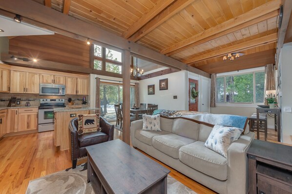 Televisión, chimenea, reproductor de DVD y futbolito 