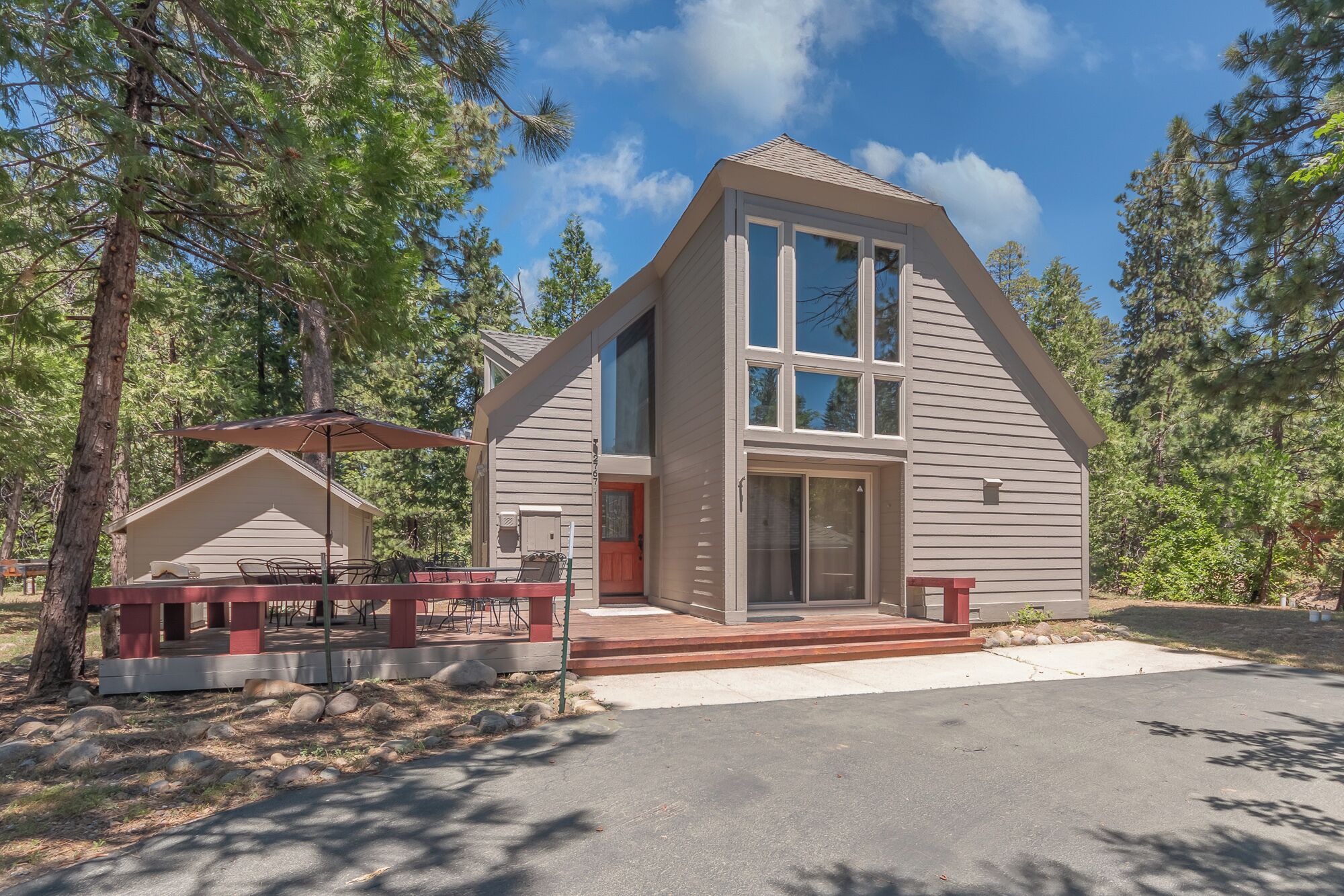 Pinecone Peak--Updated Cabin with Huge Recreation Room and Flat Level Driveway!