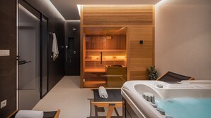 Uma casa de banho moderna com banheira, chuveiro e sauna.