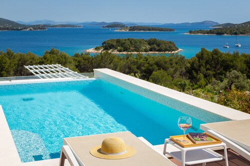 Luxury Villa Lynx with Pool