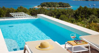 Luxury Villa Lynx with Pool