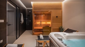 Une salle de bain moderne équipée d’une baignoire, d’une douche et d’un sauna.