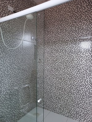 Suite superior | Baño | Regadera, regadera tipo lluvia, toallas