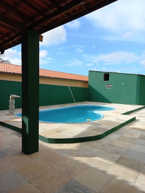 Vista frontal de la propiedad