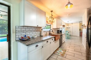 Kjøleskap, mikrobølgeovn, ovn og kokeplater