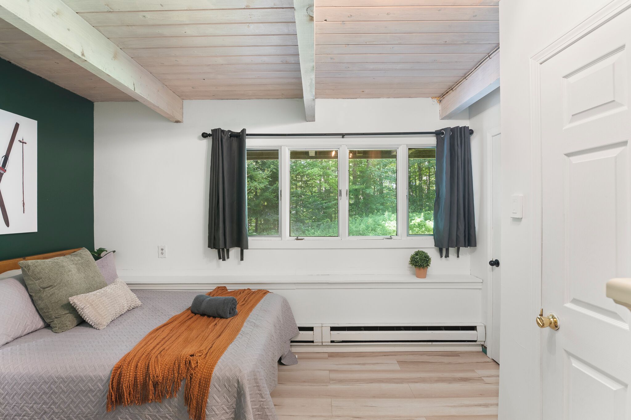 4 slaapkamers, een strijkplank/strijkijzer, reisbedje, gratis wifi