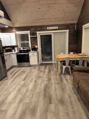 Een koelkast, een microgolfoven, een kookplaat