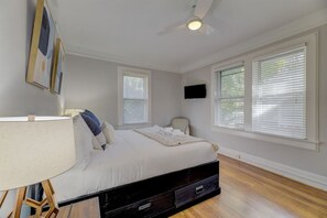 3 bedrooms, desk, iron/ironing board, travel cot