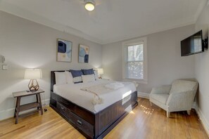 3 dormitorios, escritorio, tabla de planchar con plancha y cuna de viaje