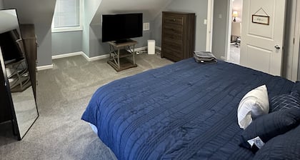 Whole home SmartTV pet friendly King bed