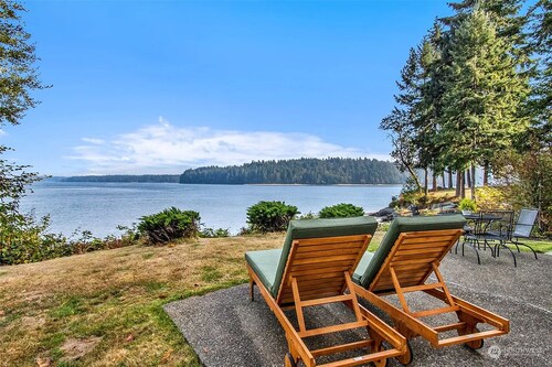 Waterfront vacation cottage on Puget Sound. Kayak from your private beach. Unsurpassed views of Pickering Passage and the Hartstein Island bridge. South end of the Olympic Peninsula, complimentary kayaks.