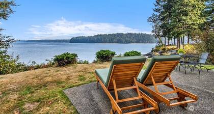 Waterfront vacation cottage on Puget Sound. Kayak from your private beach. Unsurpassed views of Pickering Passage and the Hartstein Island bridge. South end of the Olympic Peninsula, complimentary kayaks.