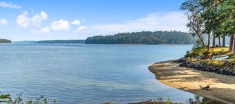 Waterfront vacation cottage on Puget Sound. Kayak from your private beach. Unsurpassed views of Pickering Passage and the Hartstein Island bridge. South end of the Olympic Peninsula, complimentary kayaks.