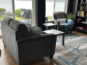 Una chimenea, libros