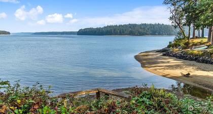 Waterfront vacation cottage on Puget Sound. Kayak from your private beach. Unsurpassed views of Pickering Passage and the Hartstein Island bridge. South end of the Olympic Peninsula, complimentary kayaks.