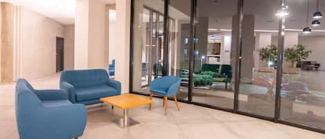 Coin salon dans le hall