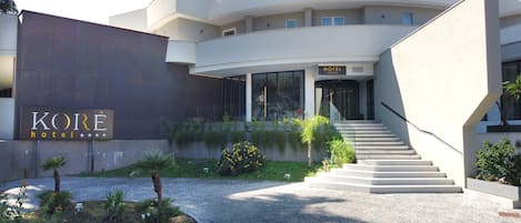 Un hôtel moderne avec une enseigne indiquant « KORE Hotel ».