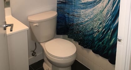 Stronger King Size Bed, 750 Mbps Unlimited Internet.Close to Downtown Toronto