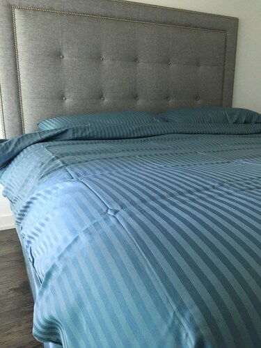 Stronger King Size Bed, 750 Mbps Unlimited Internet.Close to Downtown Toronto