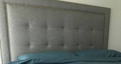 Stronger King Size Bed, 750 Mbps Unlimited Internet.Close to Downtown Toronto