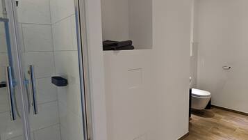 Dusche, Handtücher, Seife, Toilettenpapier