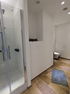 Dusj, håndklær, såpe og toalettpapir