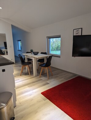 Dining - Modern vacation apartment on the horse farm for 2-4 people *W LAN, Smart TV* (Babenhausen)