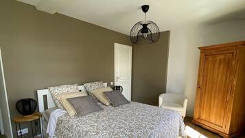 2 dormitoris, planxa i posts de planxar i un bressol de viatge