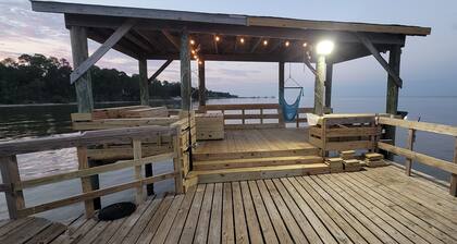 Resort, Waterfront Private Pier, Kayaks, Wi-Fi, Dedicated workspace.