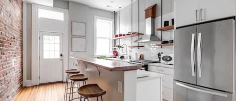 Réfrigérateur, micro-ondes, four, plaque de cuisson