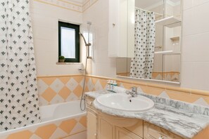 Bathtub, hair dryer, soap, shampoo - #039 Family w/Private Pool and AC (Albufeira)