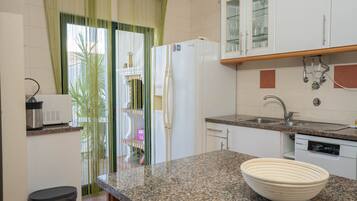 Geladeira, micro-ondas, fogão, cooktop