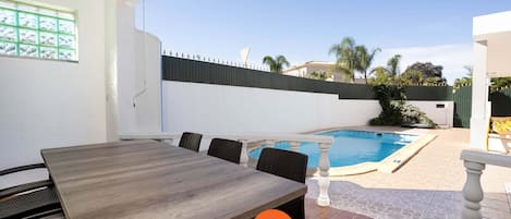 تناول الطعام بالخارج