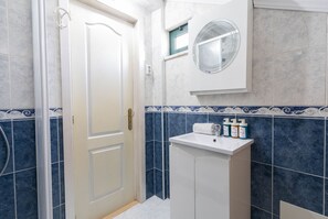 浴缸、吹风机、肥皂、洗发水