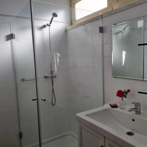 Badekar, hårtørrer, håndklæder, Sæbe
