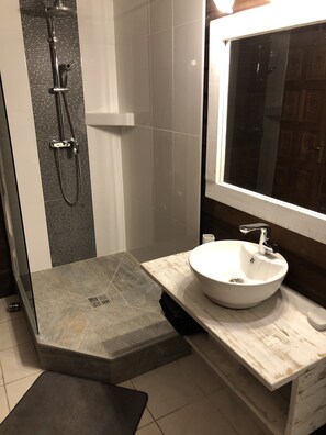 Douche, sèche-cheveux, serviettes fournies, savon