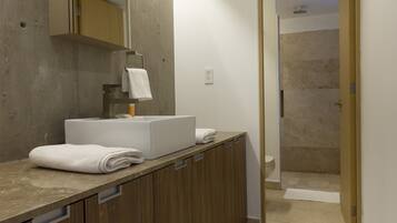 Ducha, toallas, jabón y champú