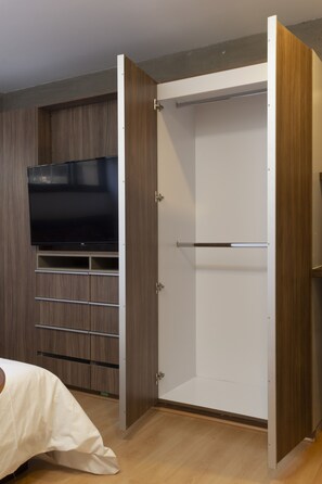 1 bedroom, desk, free WiFi, bed sheets