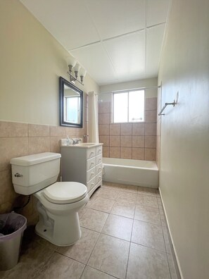 Baignoire, savon, papier de toilette