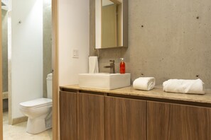 Douche, serviettes fournies, savon, shampoing