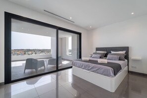 5 bedrooms, iron/ironing board, Internet, bed sheets