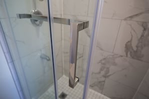 Combined shower/bathtub - Luxury Curated Stay – Steps from Lake Ontario (Hamilton)