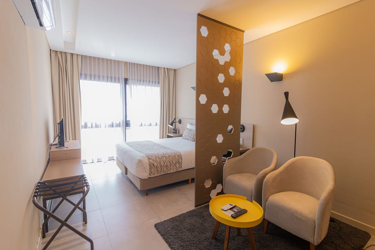 Habitación superior | Ropa de cama de alta calidad, edredón y minibar